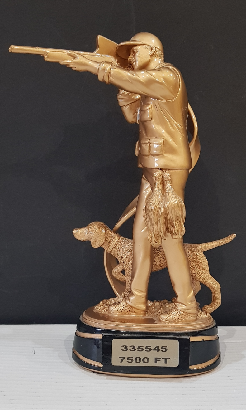 335545 VADSZ SZOBOR KUTYVAL